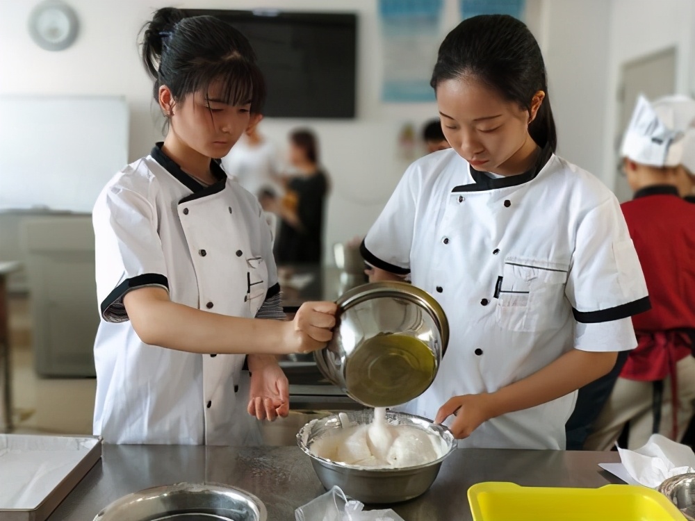 西北师范大学搞“毛线课”，众多学生纷纷报名，学生：没啥事玩呗