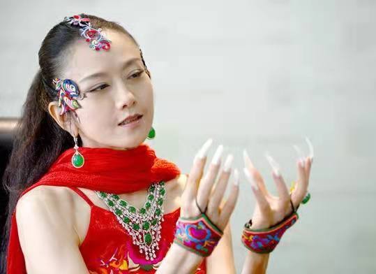 “孔雀公主”楊麗萍：63歲無兒無女，30年不吃米飯，指甲已留40年