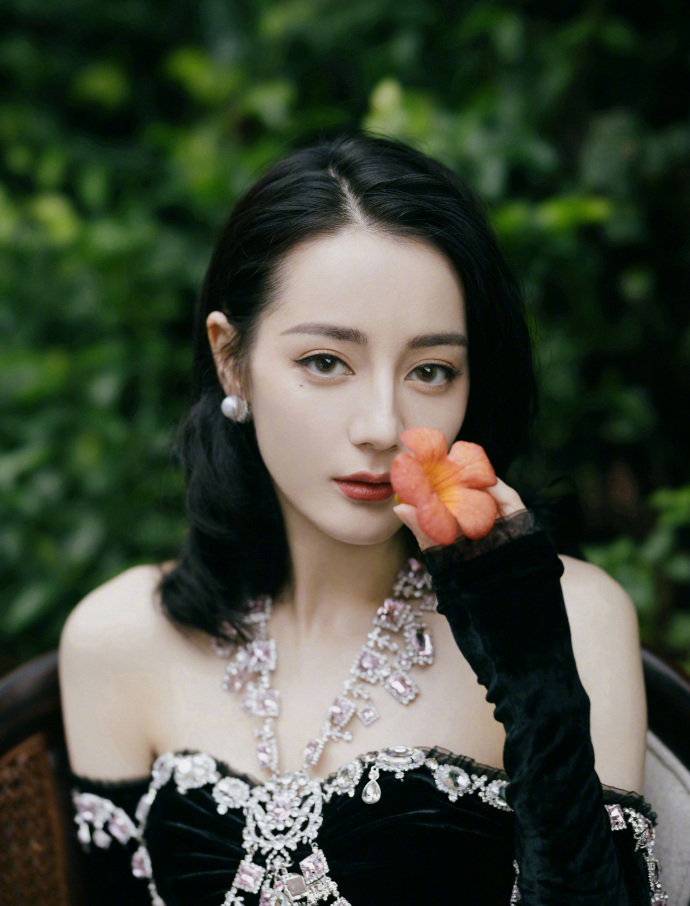 迪丽热巴生图引热议,粉丝斥摄影师恶意P图,对方怒曝原图视频