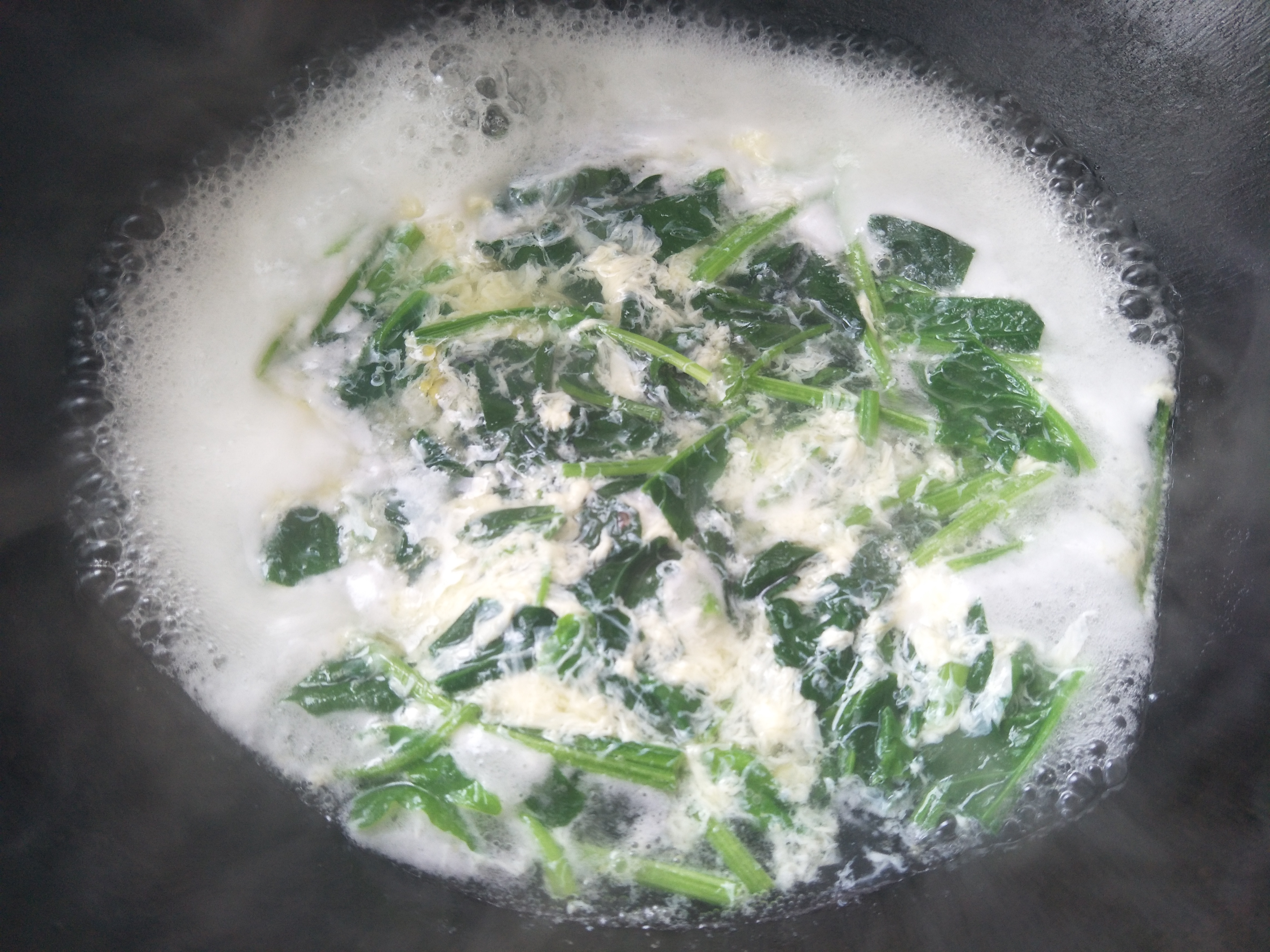 做菠菜汤时，到底要不要放锅炒？教你详细做法，菠菜汤翠绿好喝