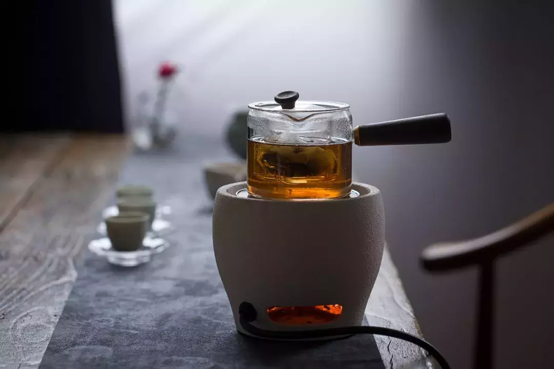举起手中的茶杯,一杯敬故乡,一杯敬远方