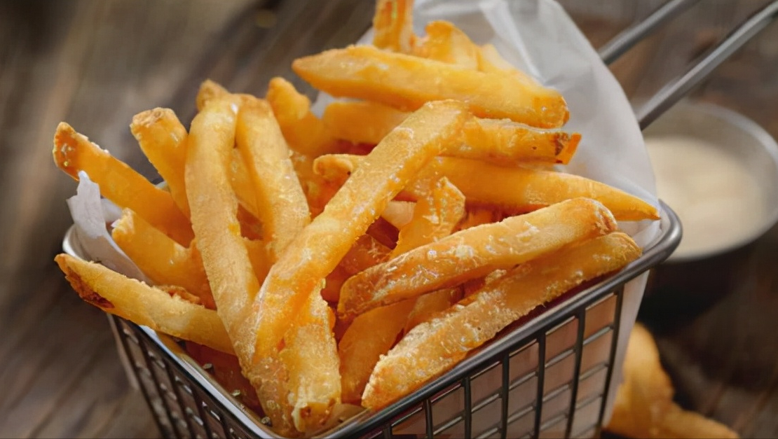 炸薯条的家常做法，3个土豆1碗淀粉，外酥里脆，比肯德基的还好吃