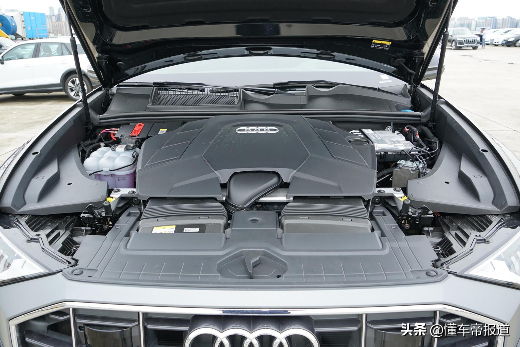 奥迪q8冰雪运动型上市,竞争宝马x6)