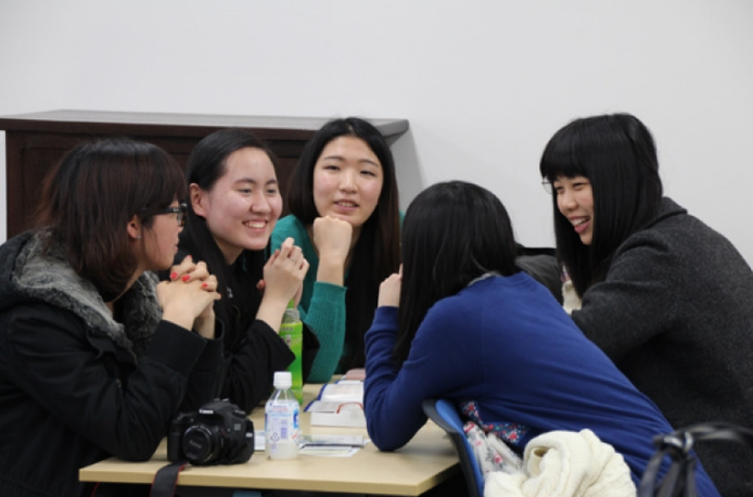 大学生上台自我介绍，真是紧张加激动，网友：说相声的好苗子