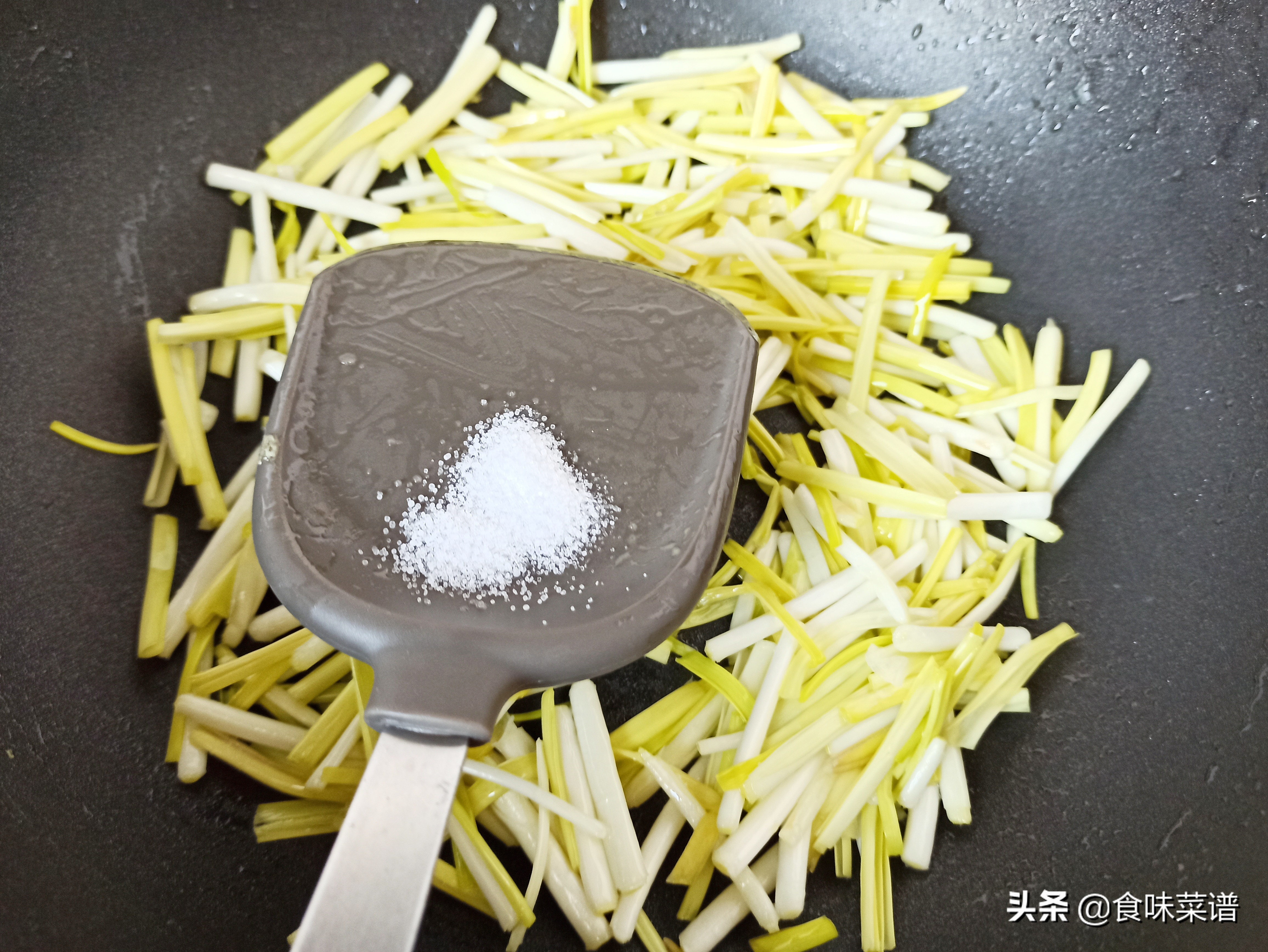 饭店的蒜黄炒蛋为啥好吃？告诉你正确做法，鲜香入味，5分钟搞定