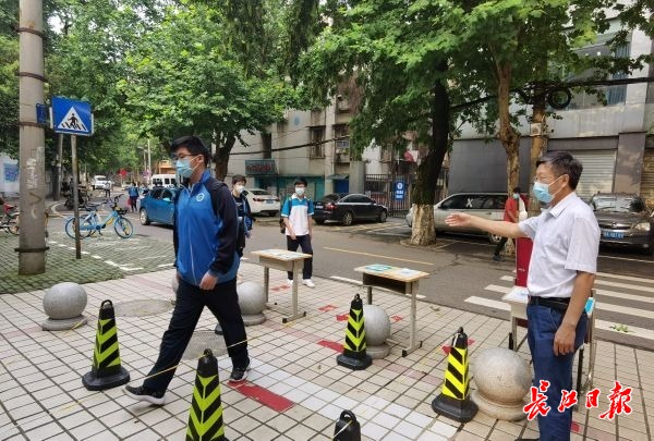 校长门口迎接学生“回家”，学生自觉早自习……高一高二返校复课首日校园这是样的