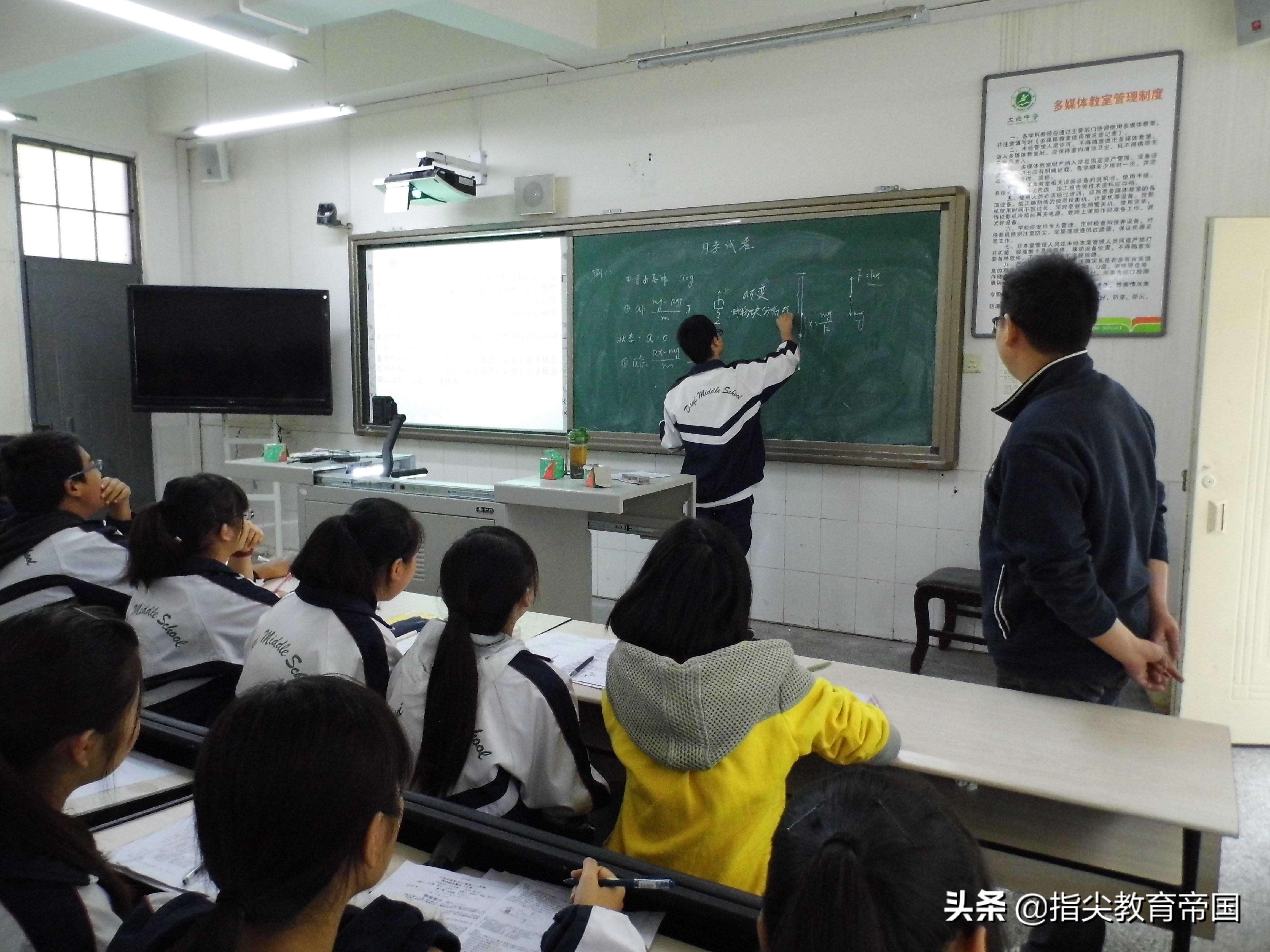 帅气体育老师遭高中女生疯狂表白无奈调离，教育上得有多缺男老师