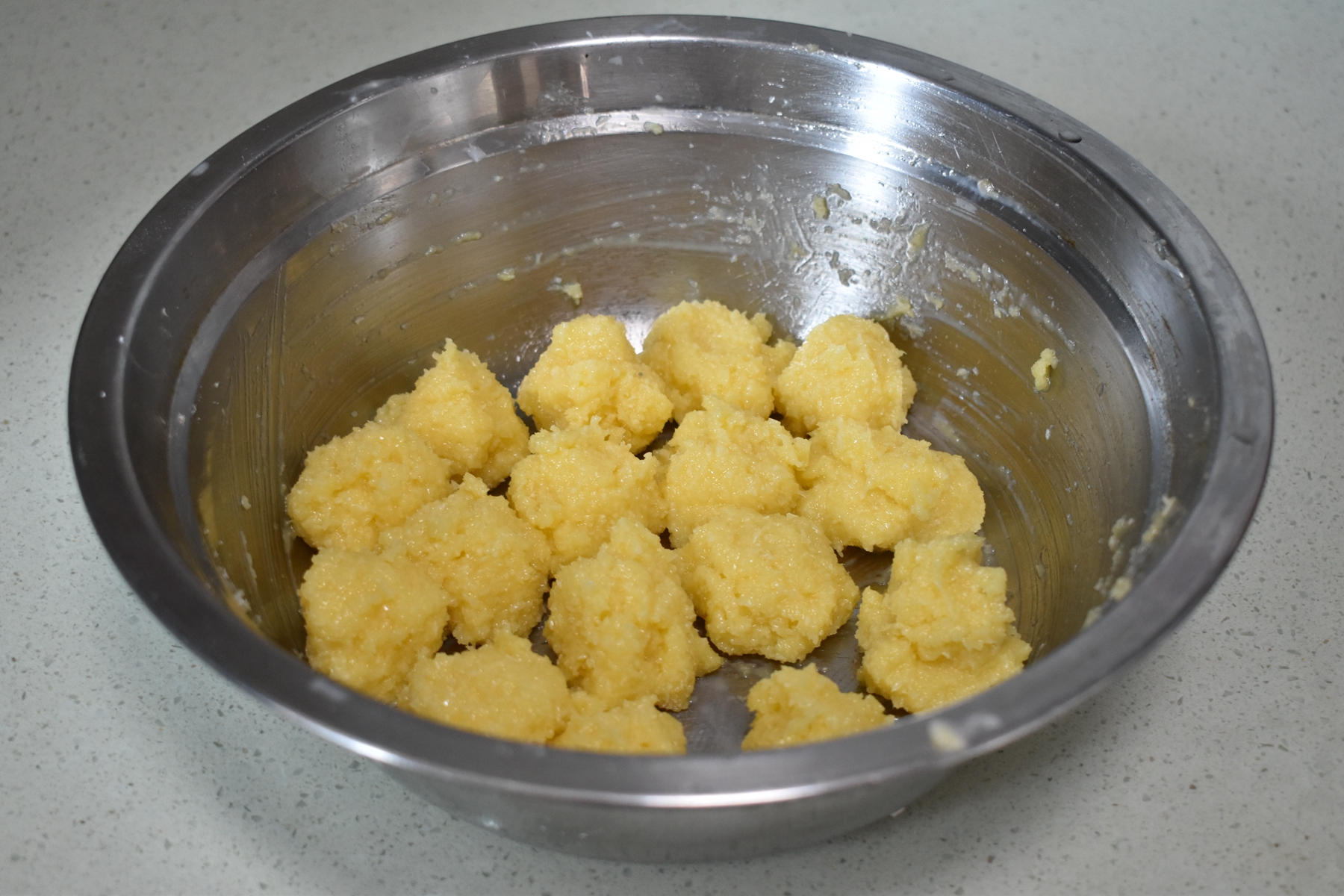 烤一大盘面包，早餐不用愁，我家人最爱这口味，柔软拉丝吃着特香