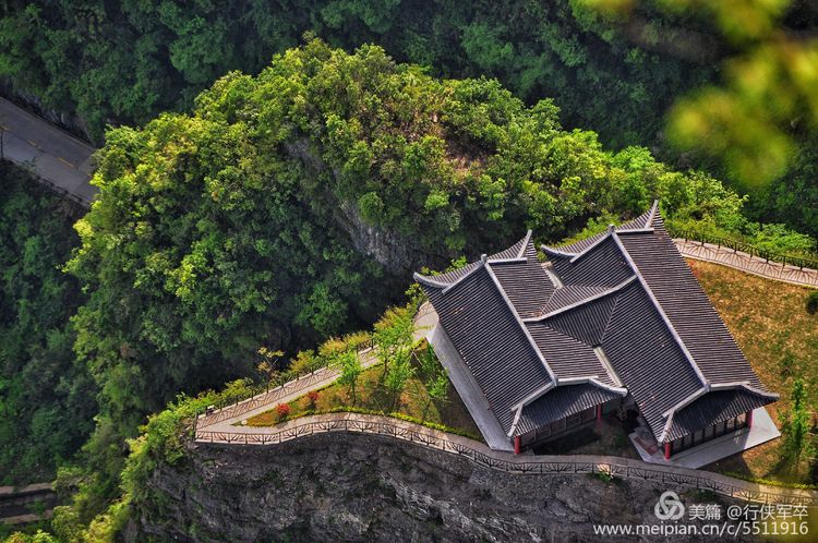 玉壶峰下松涛起，天界佛国掸尘埃！走遍千山万岭，唯天门山独有
