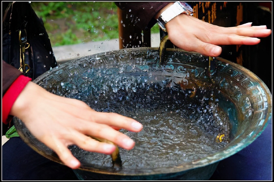 天青色等烟雨而我在等你，无尽春秋已隔千万里