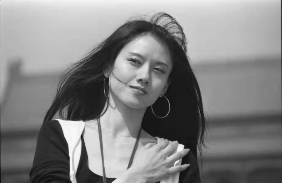 “孔雀公主”楊麗萍：63歲無兒無女，30年不吃米飯，指甲已留40年