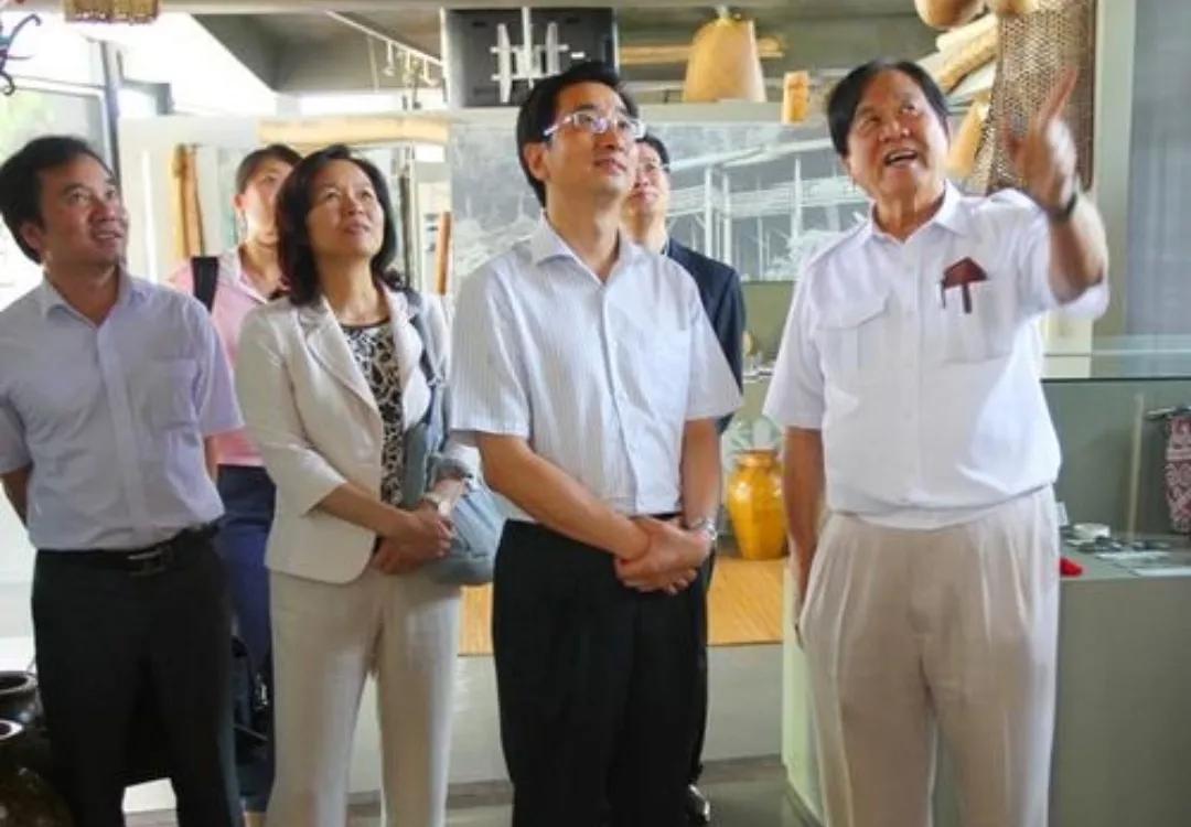 他是世界福州十邑同乡总会创会会长，马来西亚十大富豪