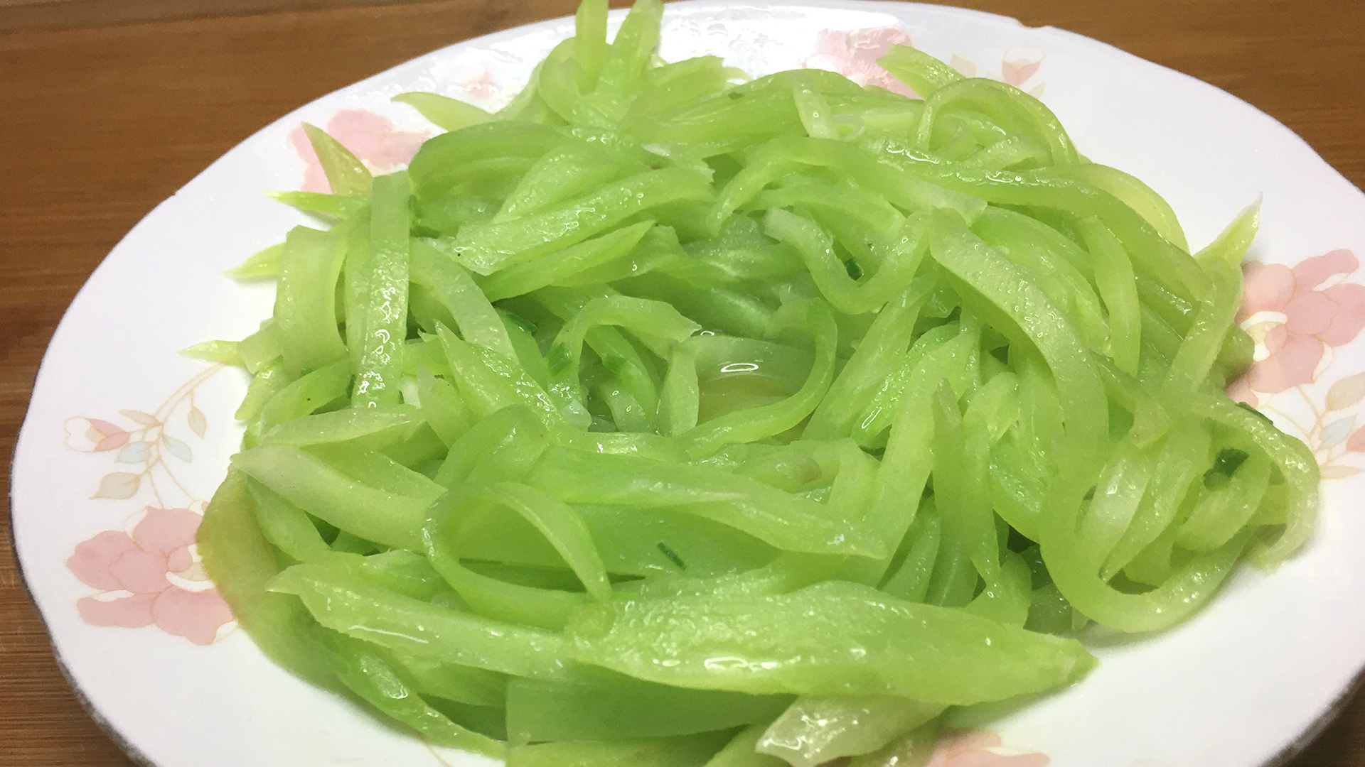 家常清炒莴笋丝，营养鲜香，清新爽脆，很有食欲