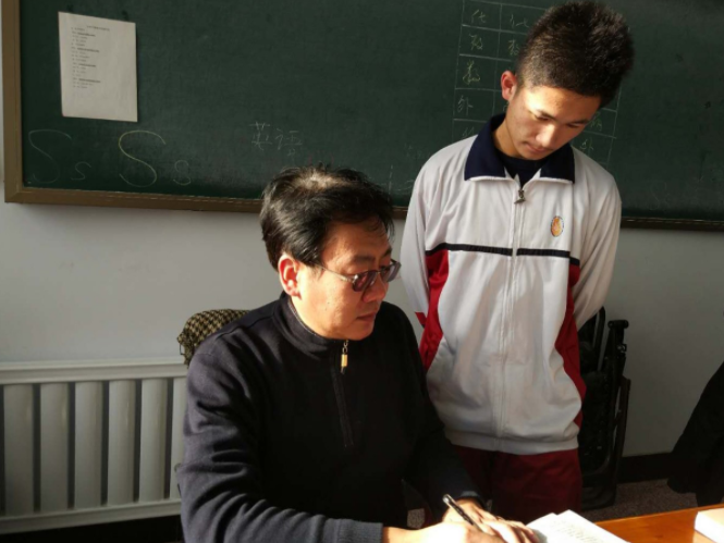 校长站垃圾桶旁吃学生剩菜，引起众人热议，是作秀还是以身作则