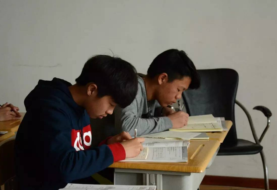 你以为明星都是学渣吗？高考裸考614分的他，被称为“学霸校草”