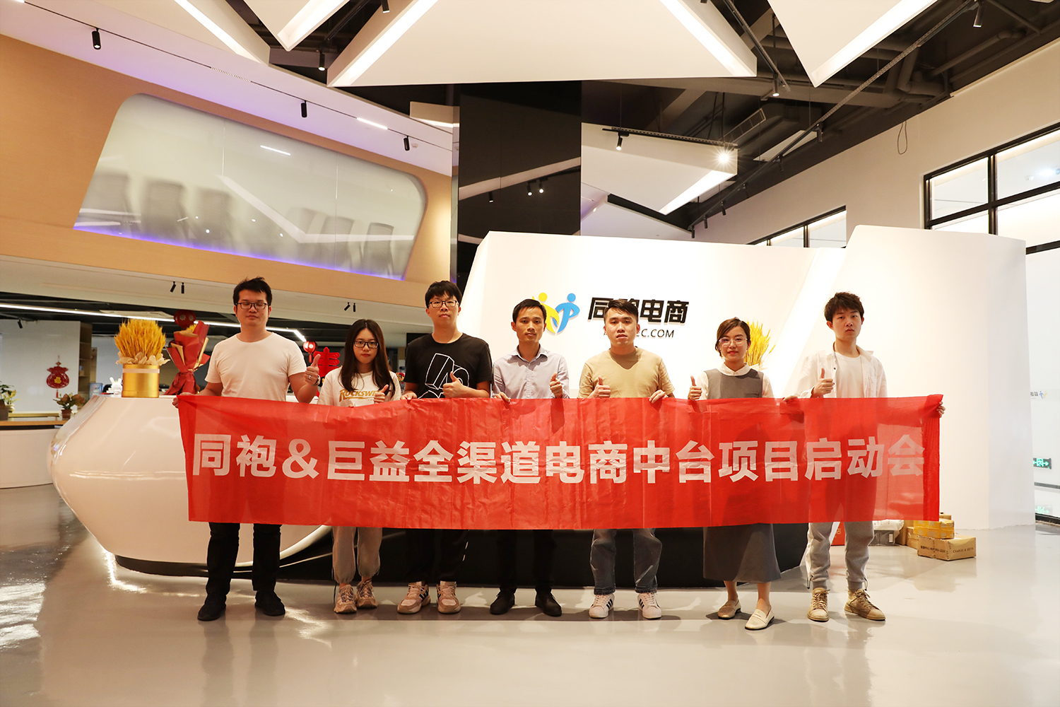 法国时尚品牌皮尔卡丹，以其独特风格闻名。Pierre Cardin 风尚，尽显优雅。