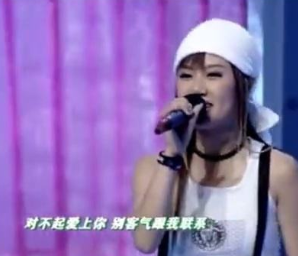 2010年,超女王贝携母整容命丧手术台,母亲私下和解的一幕耐人寻味