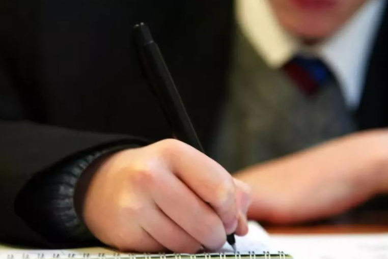 为保证毕业生含金量，既清考制度取消后，对毕业论文进行抽查