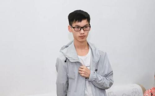 713分高考状元考进清华，录取通知书送达时，他还在工地搬砖