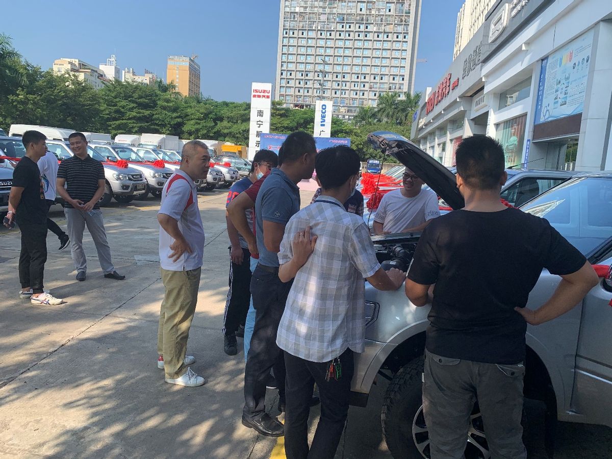 庆铃五十铃T17皮卡批量交付 为创城工作增添力量
