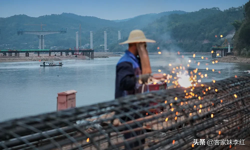 七字上联：一腔热血筑桥梦      下联：邀请才子佳人雅对