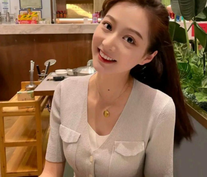 中传校花冯琳再次公开领诵，这次身份有些不同，气质也有较大改变