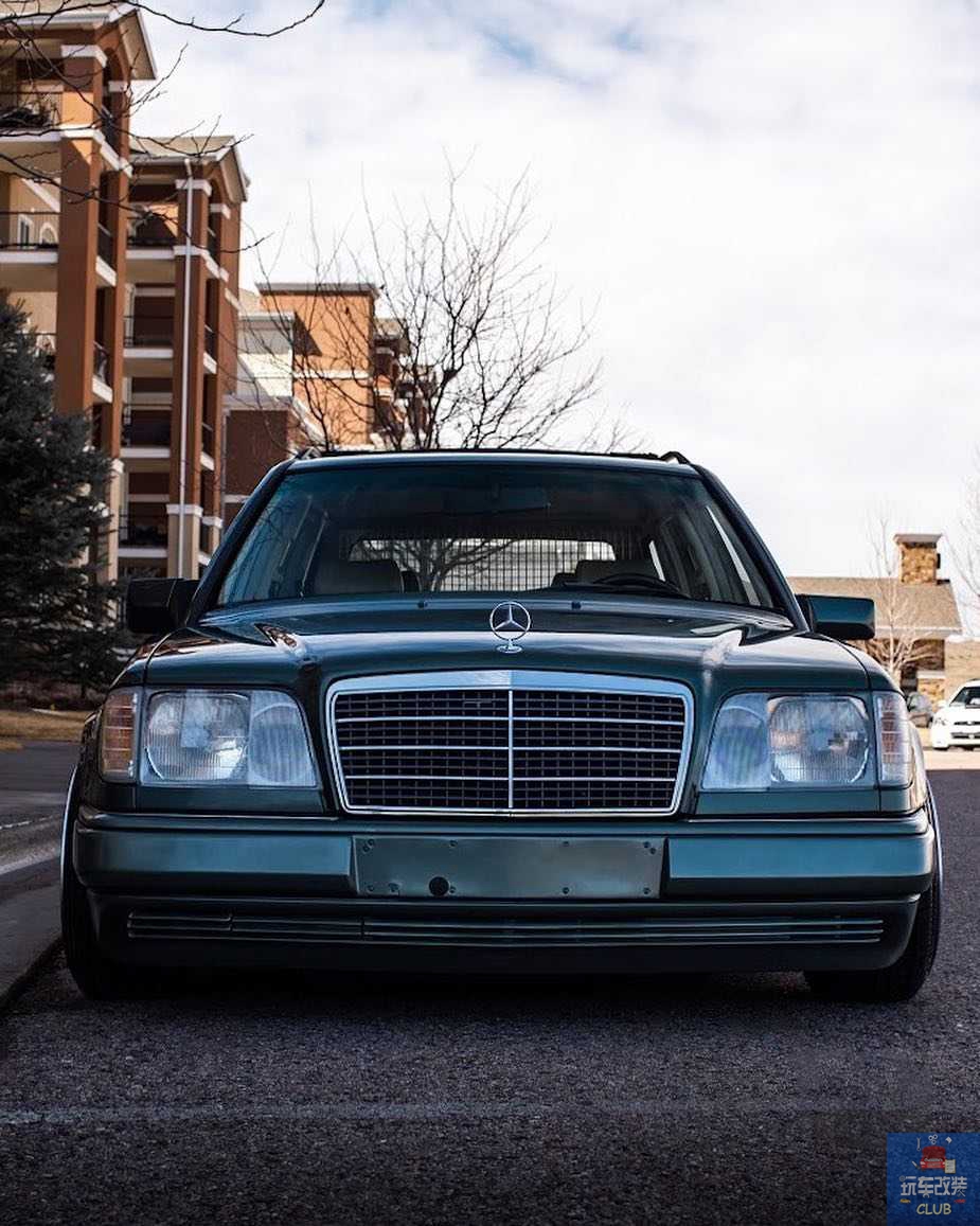 这是一辆弥足珍贵的1994款奔驰e320 estate旅行车
