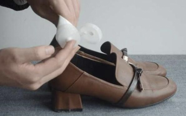 生活小知识:新买的皮鞋脚后跟磨脚该怎么处理？