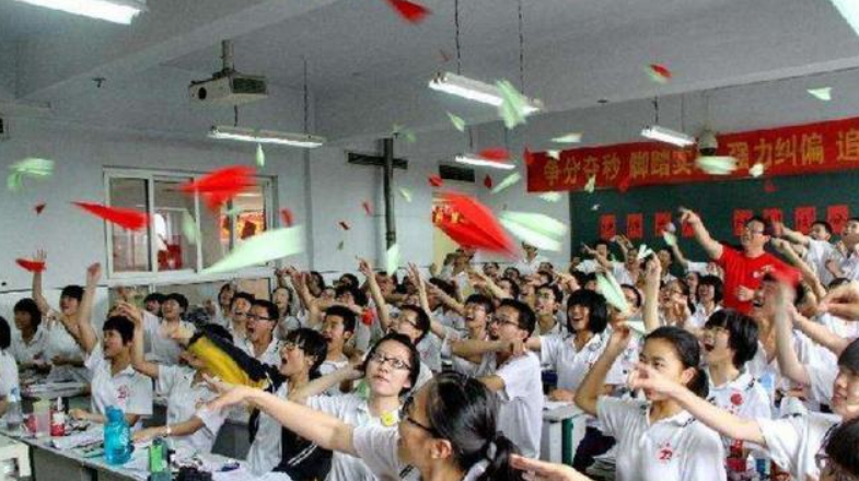 2020年8省高考状元诞生，重庆状元726分，外语扣2分，数学只扣1分