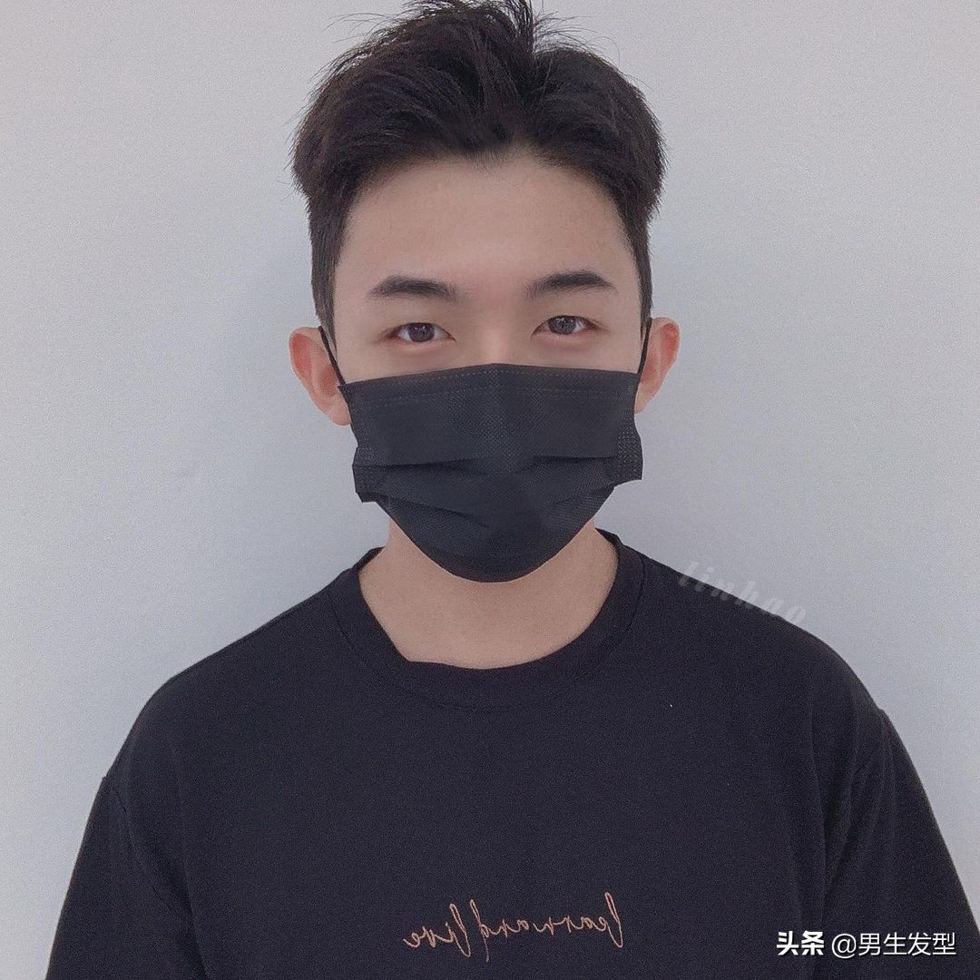 这种露额的三七分发型,整体发长没有寸头那么短,不喜欢寸头发型的男生