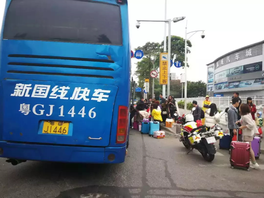 34座大巴车，实际载53个人！超载19人！被深圳交警查获！