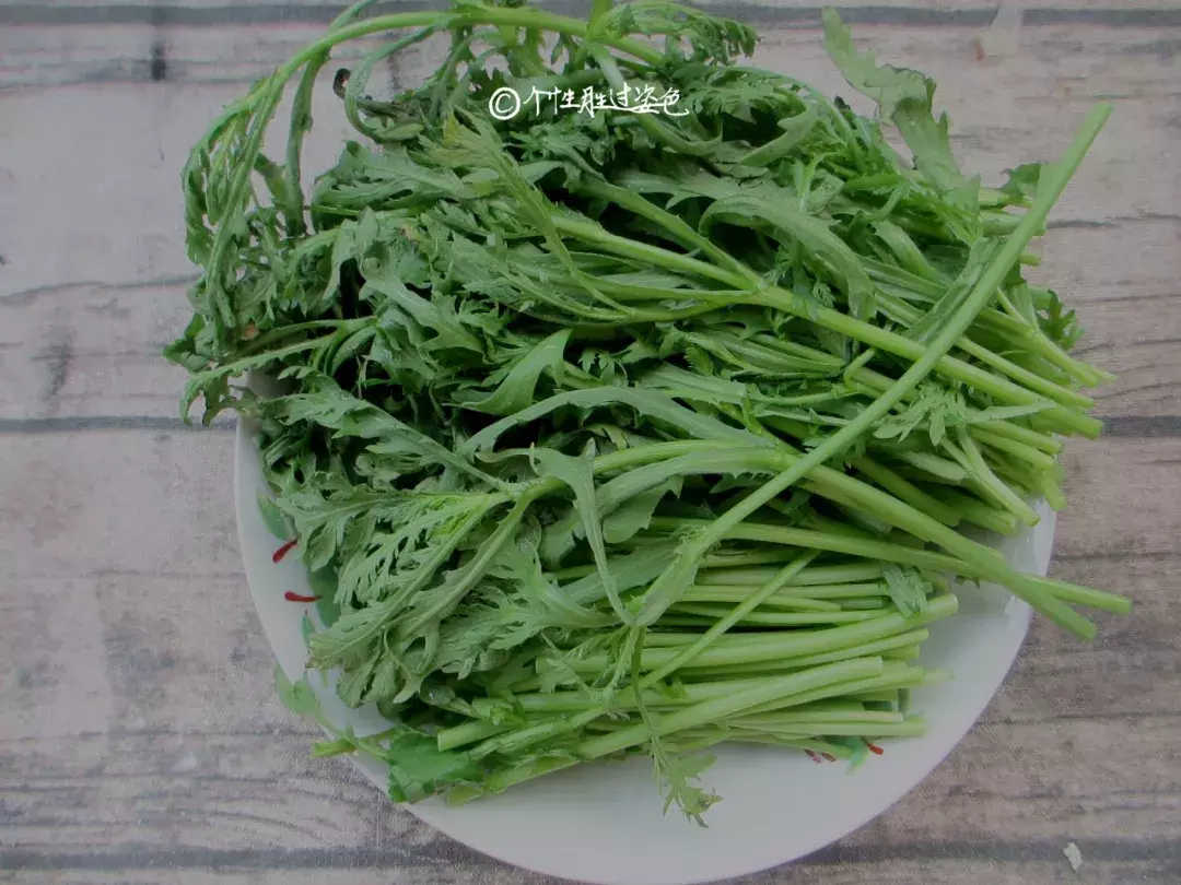 蒜蓉茼蒿怎么做（学会这一招茼蒿清脆爽口又亮丽）