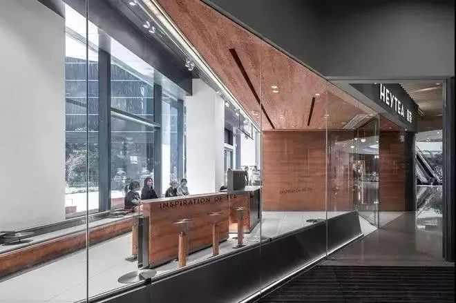 青砖、原木、石材、铝板，喜茶空间如何盘活建筑材料？