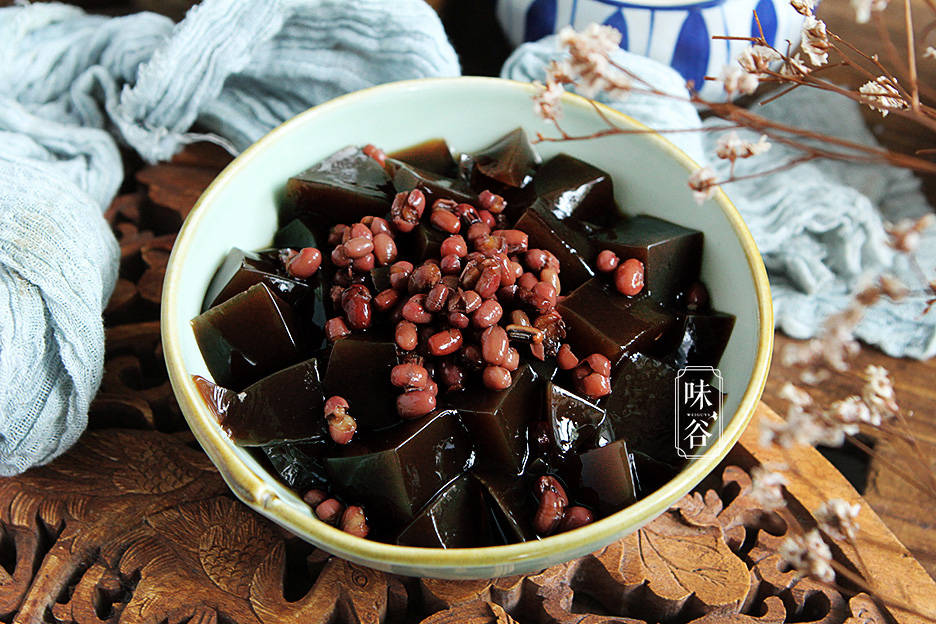 夏天,用一把干草煮一煮,冻一冻,比果冻好吃,滑嫩爽口又解暑