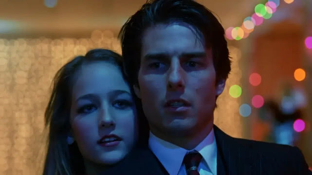 好莱坞经典电影《大开眼戒》,表面讲婚姻故事,神秘内涵细思极恐