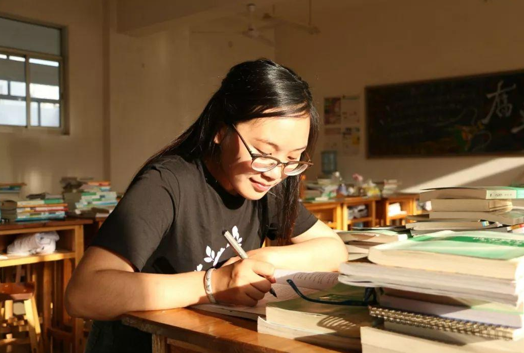 清华博士校花火了！颜值与才华齐飞，被网友称为“小石原里美”