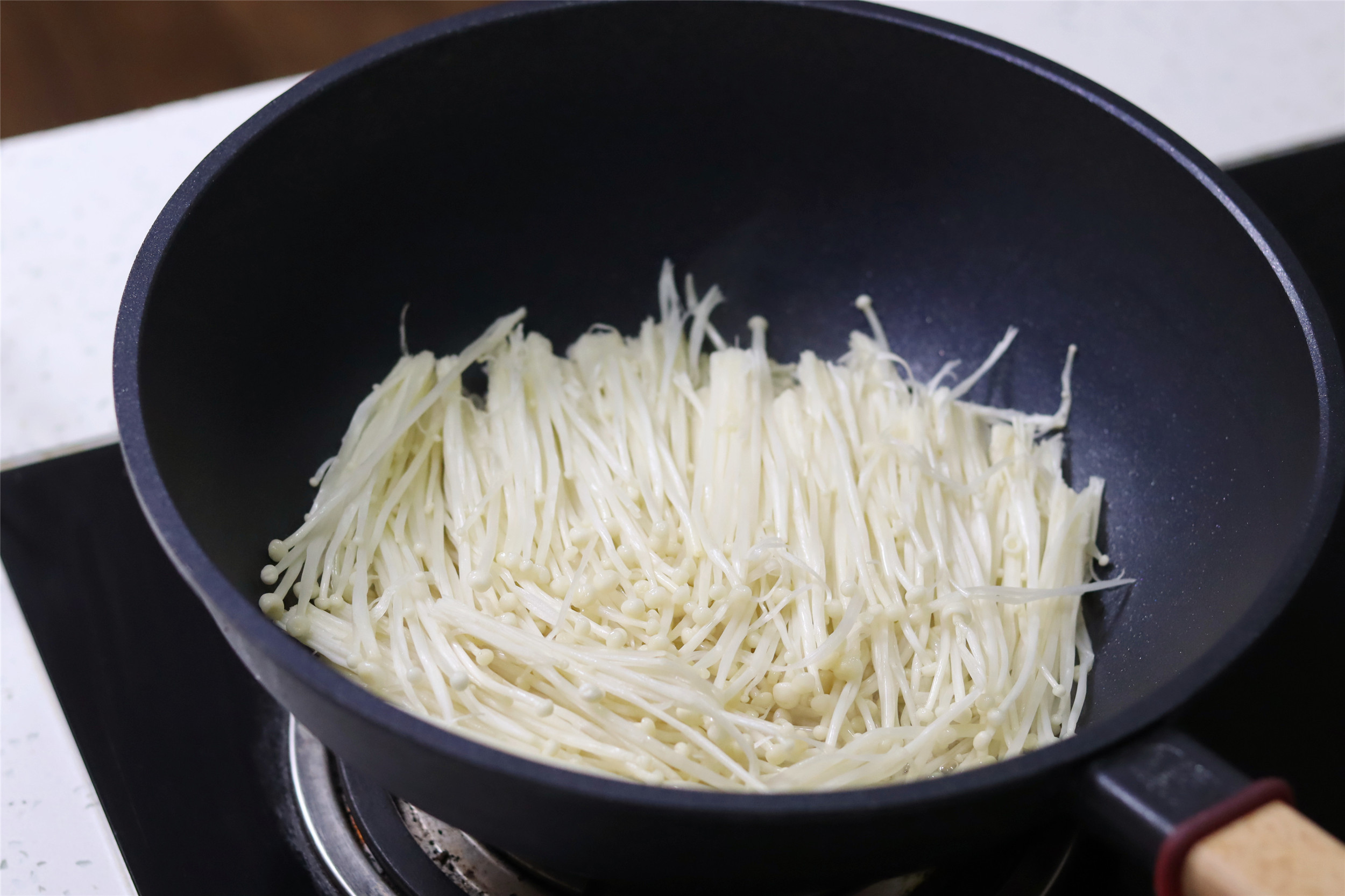 炒金针菇的做法（记得多加1步金针菇鲜味十足）