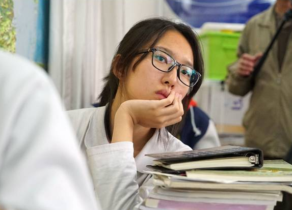 高考录取率那么高，高中生依然“压力山大”，老师：并非心态问题