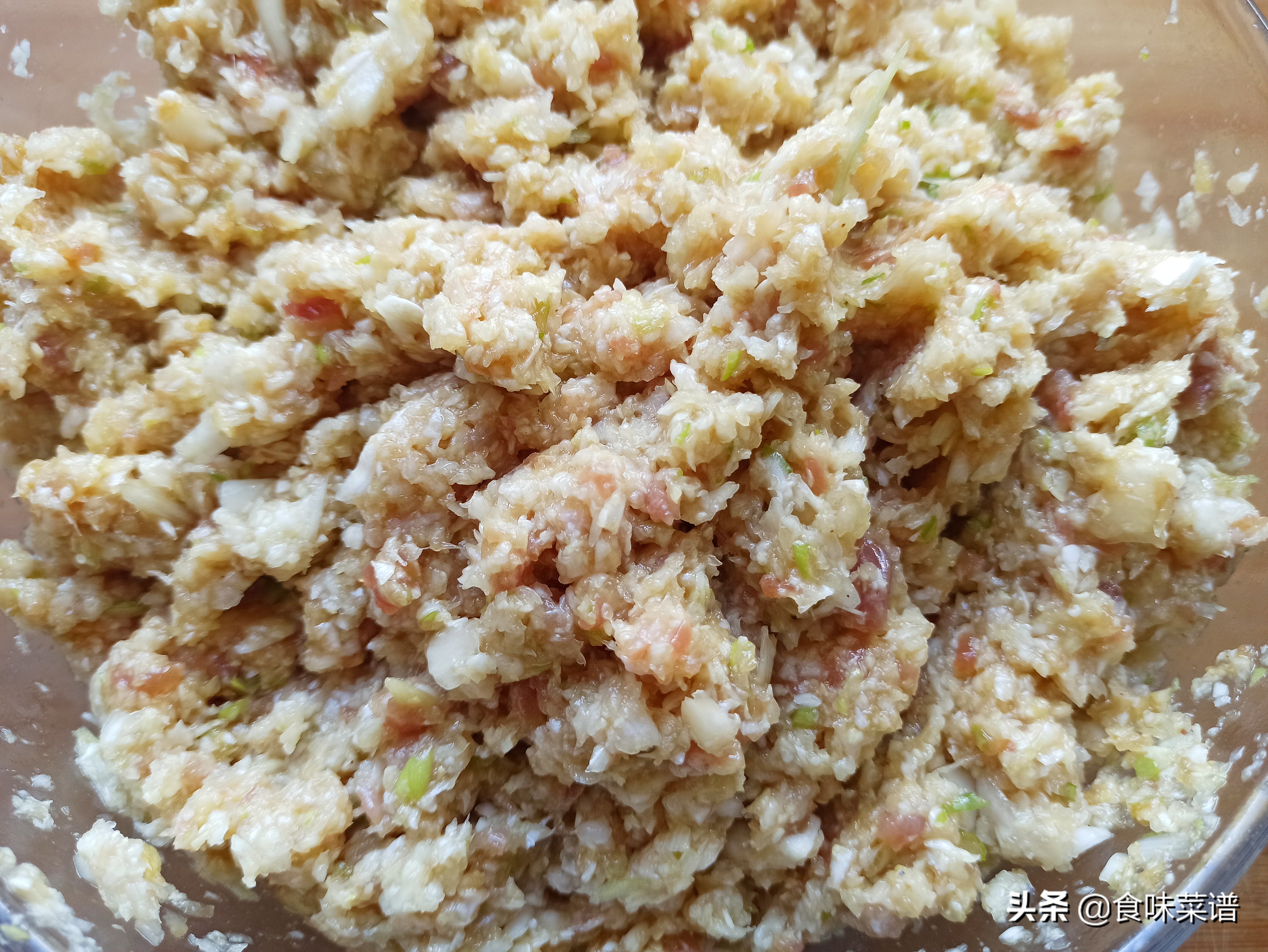 人见人爱的白菜饺子，馅料这样调，营养美味又好吃，出锅肉嫩鲜香