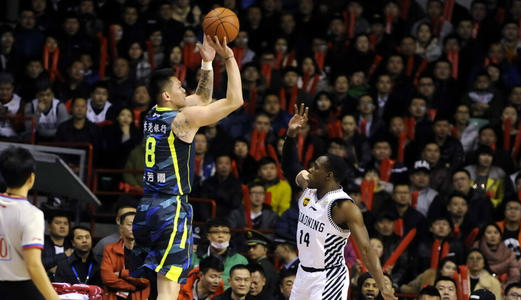 朱芳雨为什么没进入nba(当年朱芳雨为何拒绝NBA合同？其实不是没有实力)