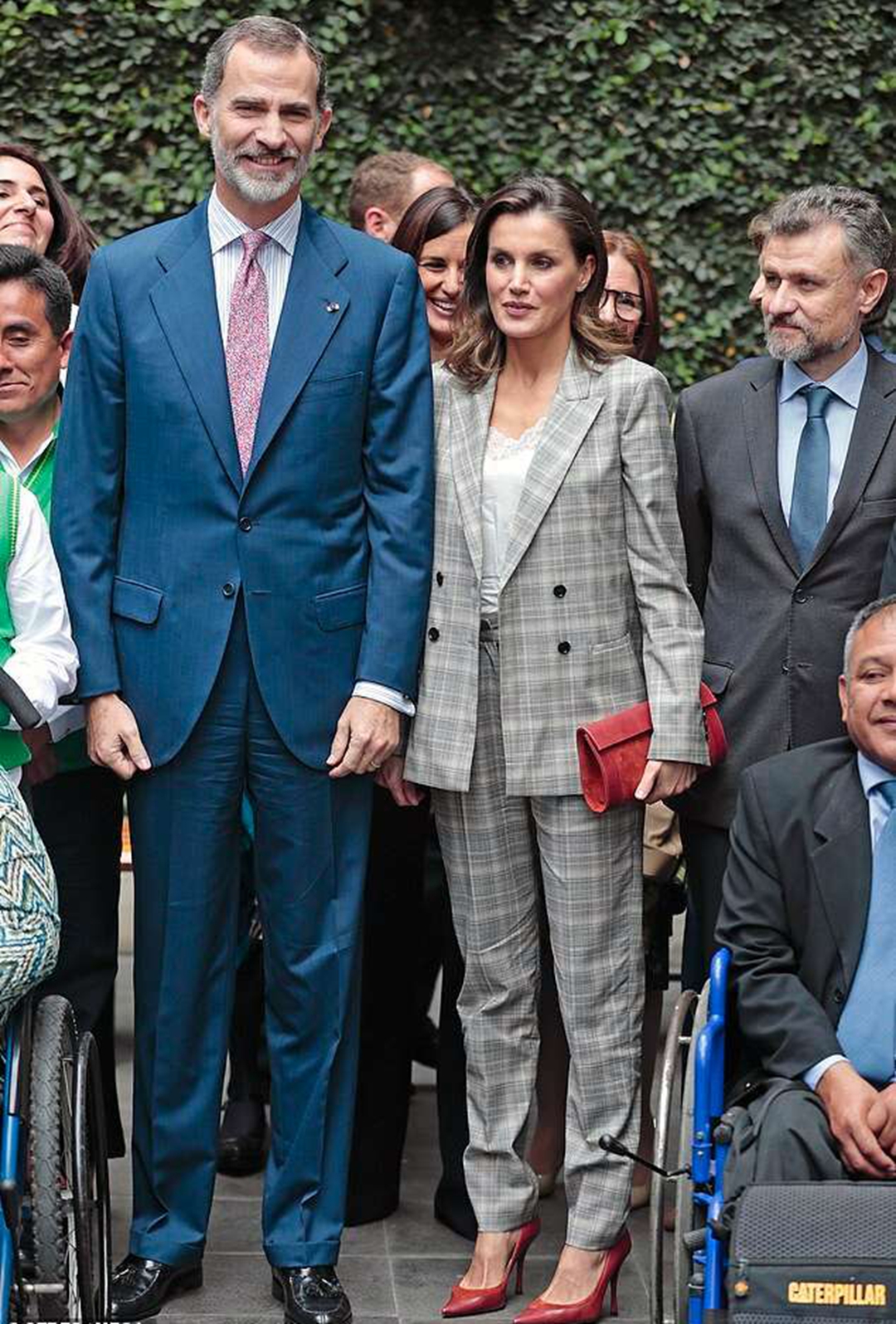 西班牙王后真气质！蓝色衬衫搭黑西装气场十足，修长双腿太抢眼！
