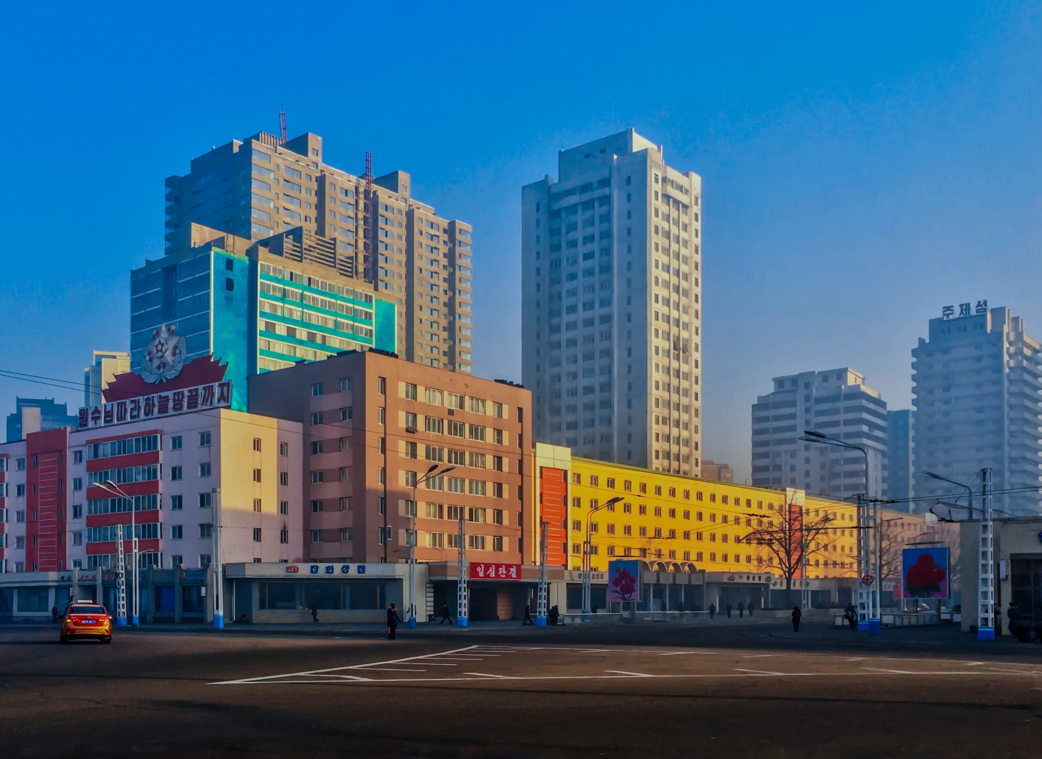 朝鲜,它位于东亚朝鲜半岛,首都平壤,是世界上仅存的五大社会主义国家