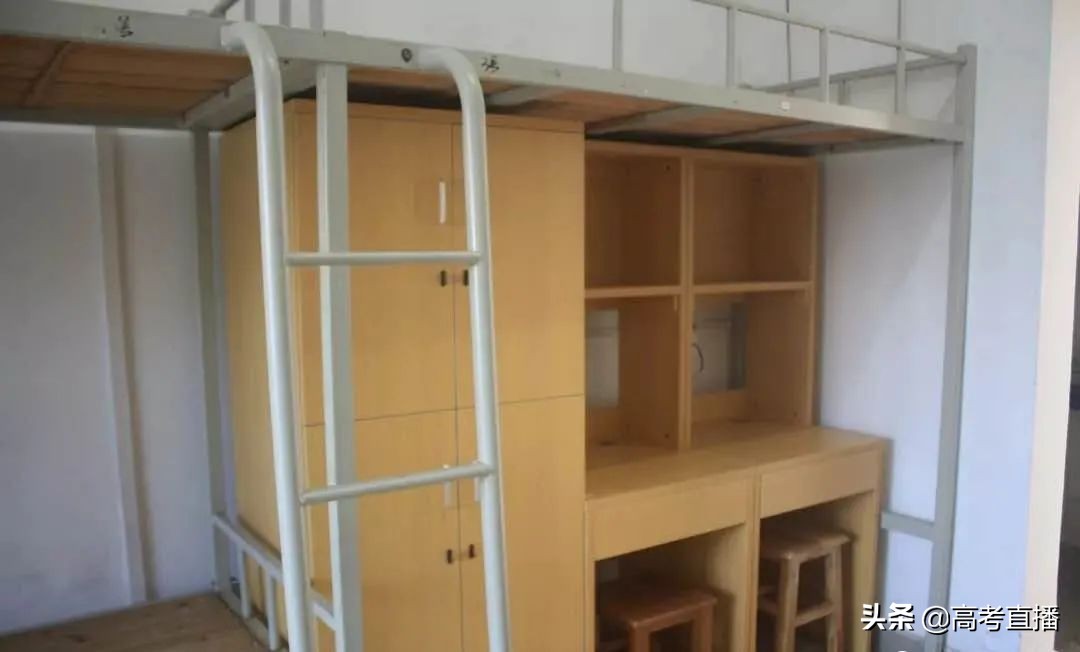 又出事了！一高校因混宿男女生互怼！（有图有真相）