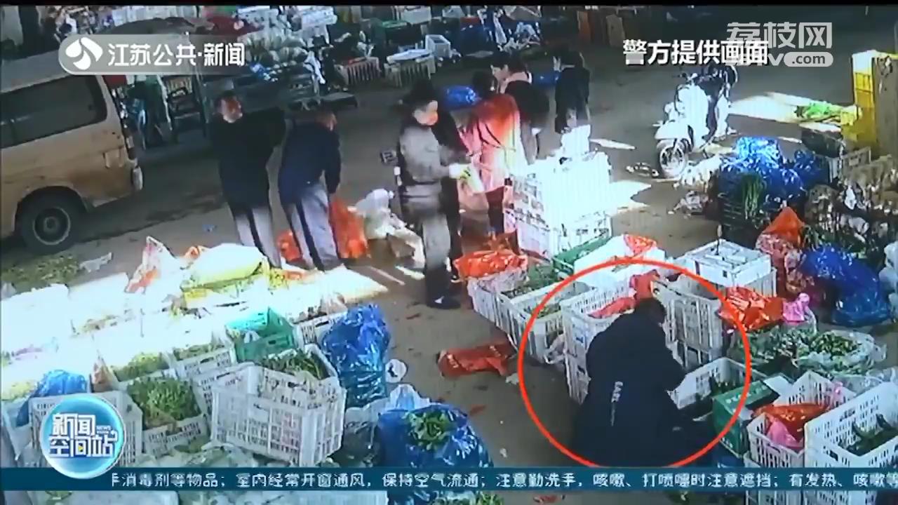 少量称重付款，其它直接拎走装车 南京一男子盯着一摊位买菜顺手牵羊被抓正着