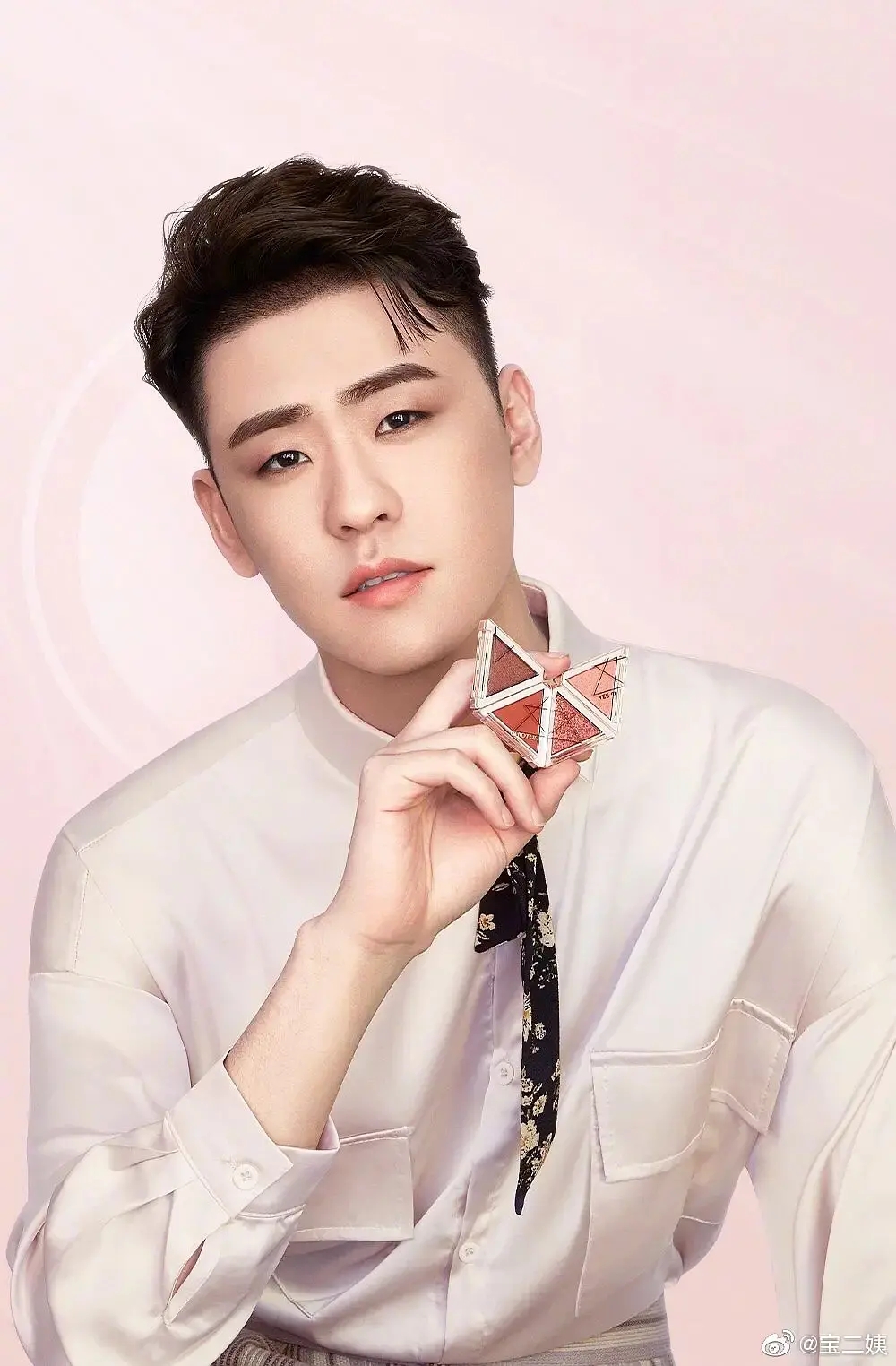 沈腾拍彩妆广告，还在线涂口红试色，沈叔叔是想劝人拔草吧……