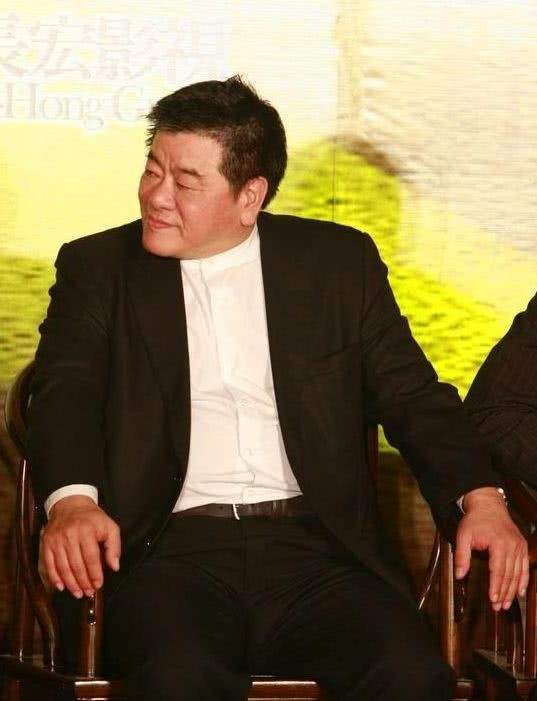 刘德华赞叹，干爹力捧，“颠倒众生”的贾静雯上位黑红内幕
