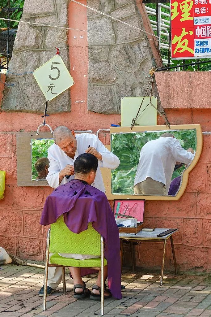 从洗头妹到月入十万的头牌理发师：20万去日本进修，剪一刀680