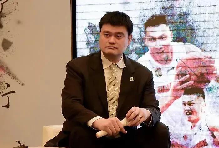 cba的裁判为什么不公平(CBA乱象丛生，姚明这锅你应该背，是该整治裁判胡乱判罚问题了)