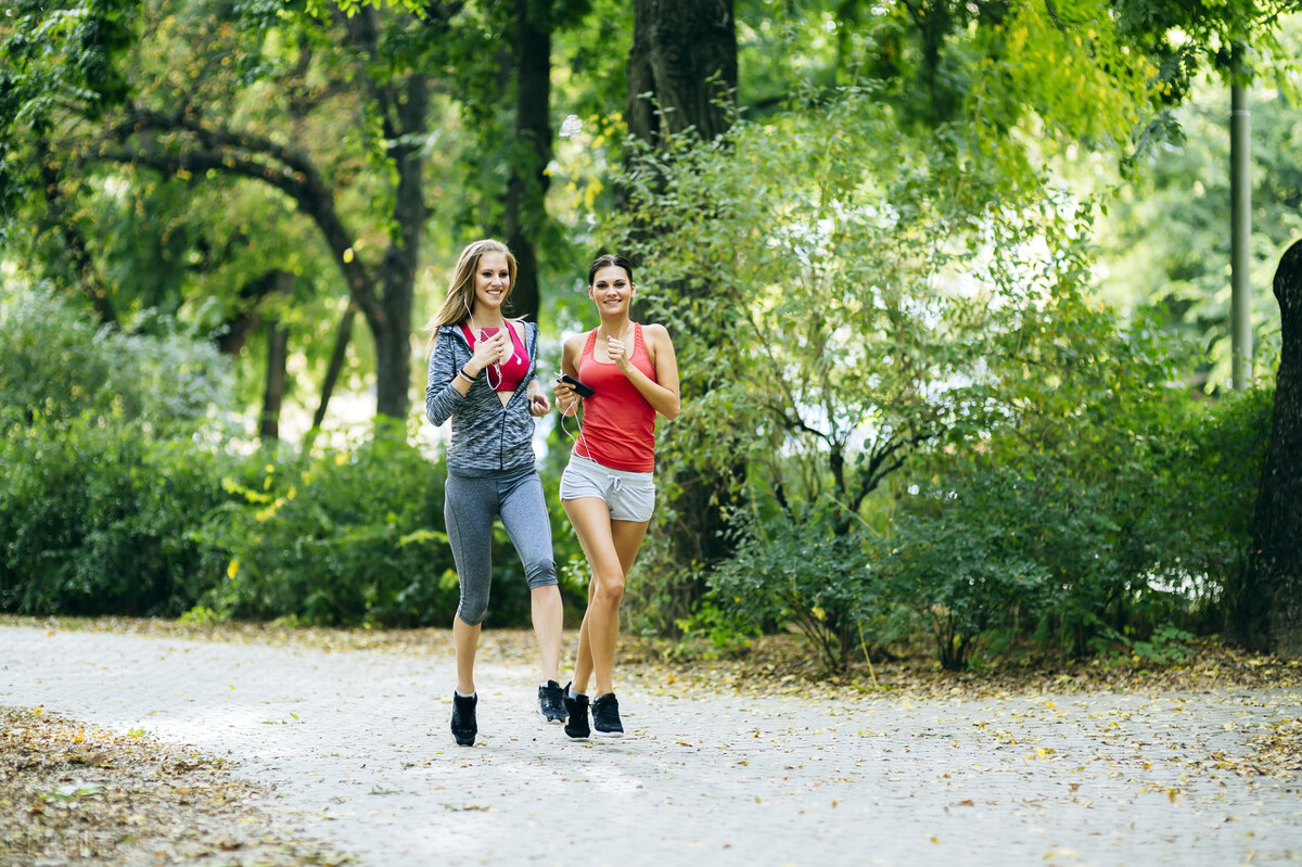每天跑5公里一个月能瘦多少斤，跑步减肥分为2个阶段？