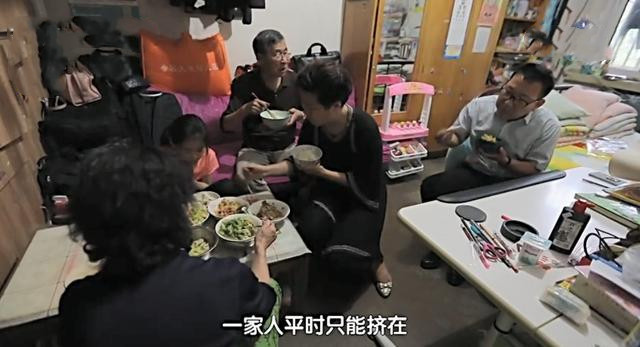 北京一家5口挤17㎡棺材房，70岁姥爷竟睡吊铺，全家只有一张床！